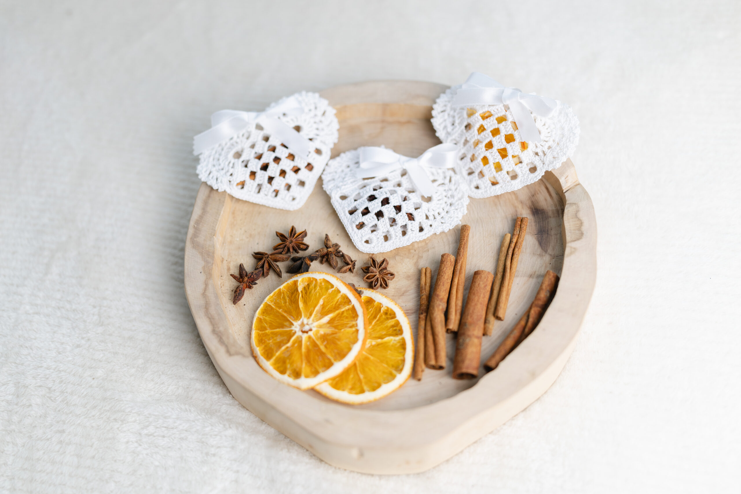 Kalėdomis kvepiantys namų kvapai. Kalėdiniai eglutės papuošimai.